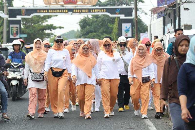 Maidawati Retnoningsih Samsudin Lepas Jalan Sehat dan Ikuti Senam Bersama Hari Kesehatan Nasional