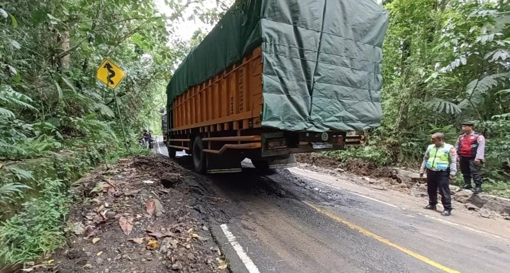 Sempat Terhambat, Arus Lalu Lintas Liwa-Krui Kembali Lancar