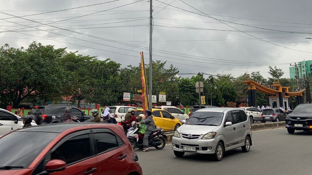 Parkir Sembarangan di SMPN 2 Bandar Lampung Ganggu Lalu Lintas
