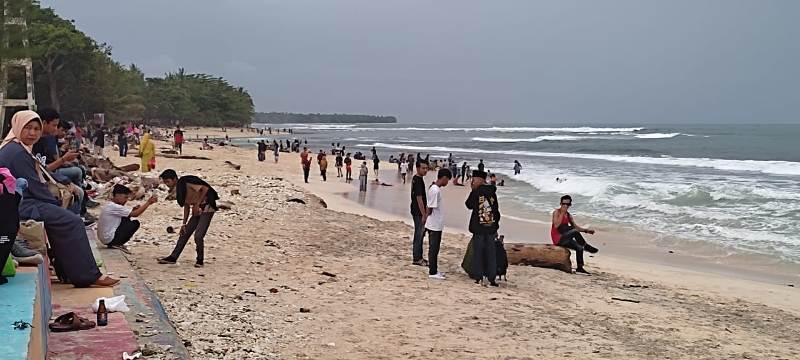 Pantai Labuhan Jukung Ramai Pengunjung, Basarnas Perketat Pengawasan