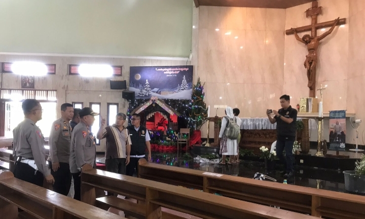 Pengamanan Misa Natal, Polres Pringsewu Lakukan Sterilisasi Gereja