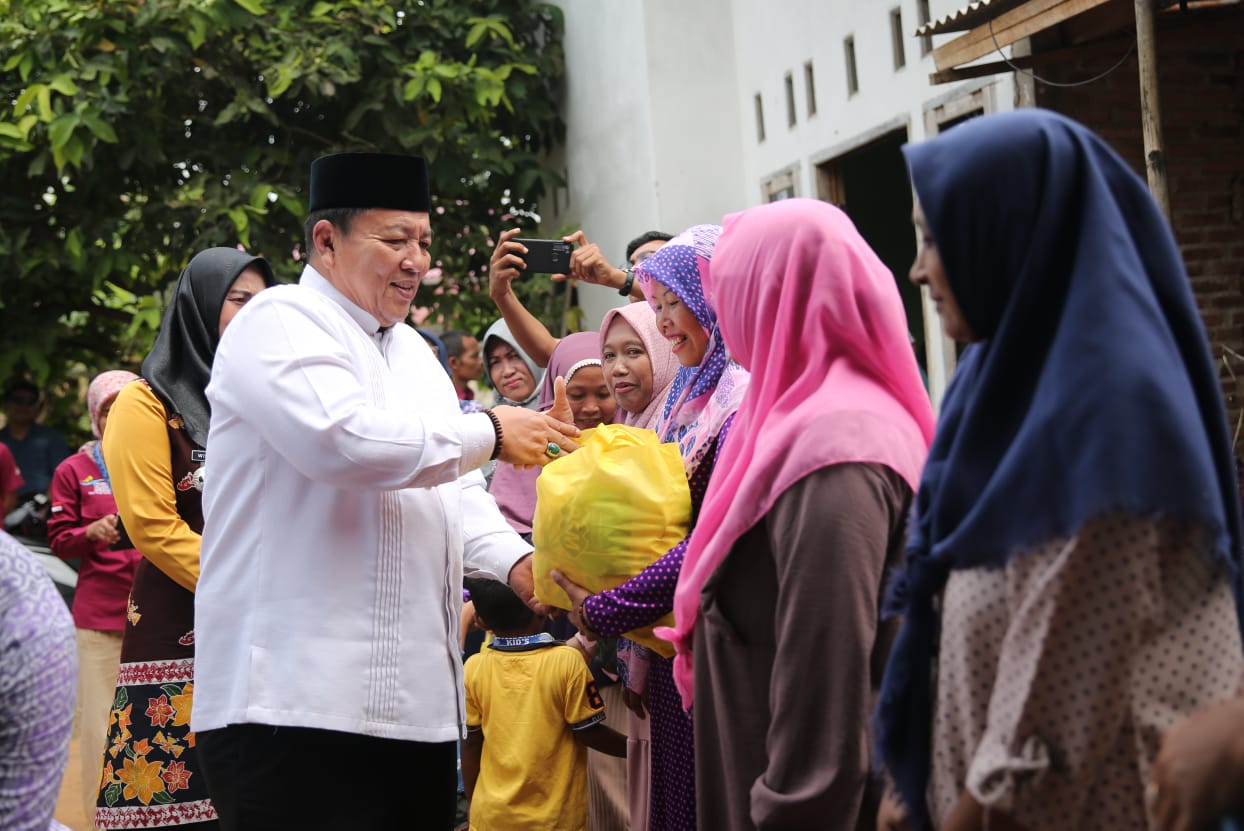 Gubernur Lampung Arinal, Beri Bantuan Kursi Roda untuk Warga Difabel di Kota Metro