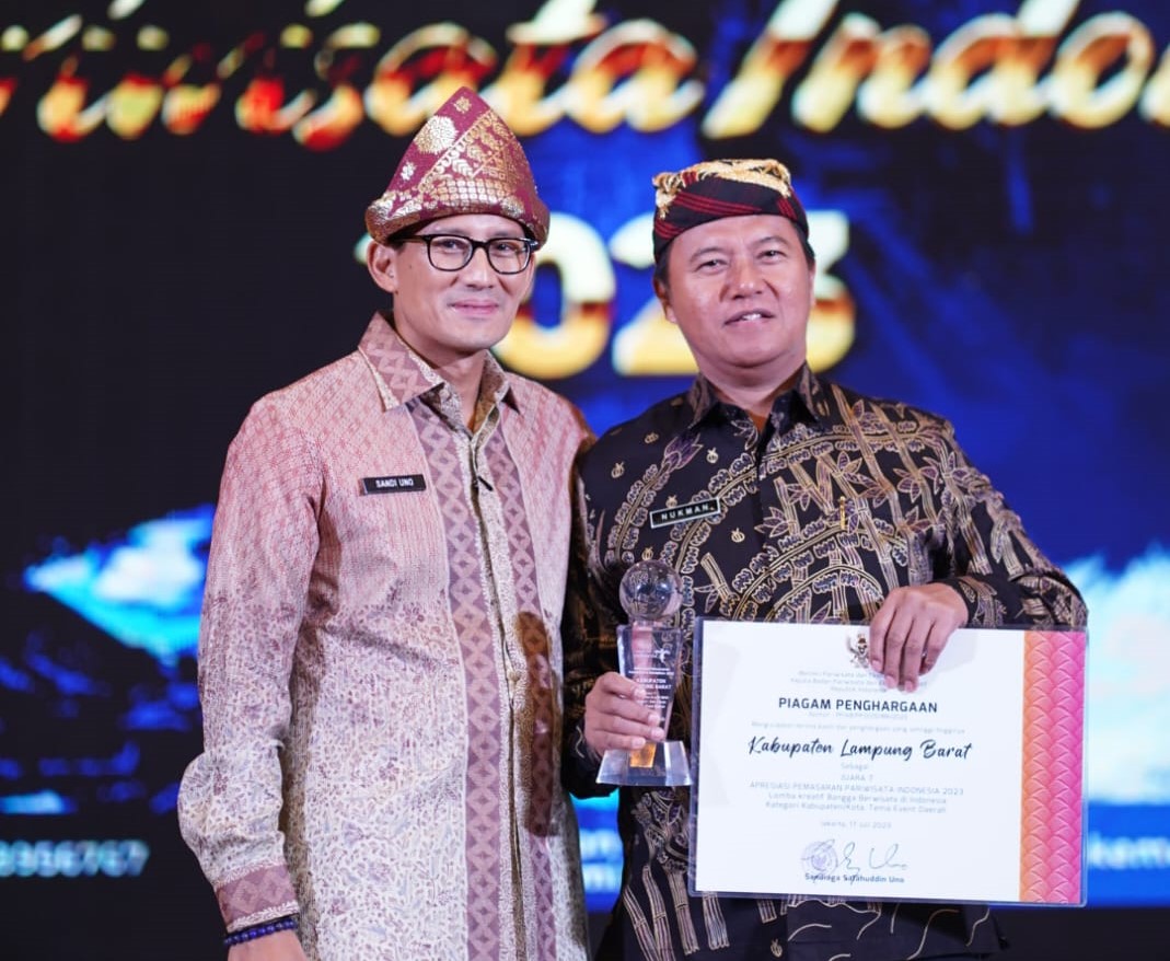 Masuk 10 Besar Pemasaran Pariwisata Terbaik Nusantara, Lampung Barat Terima APPI 2023 dari Menparekraf