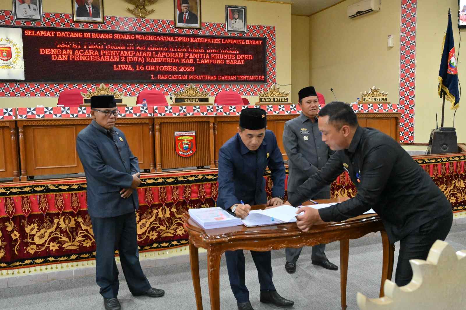 Ranperda Pajak dan Retribusi Daerah Serta Ranperda RTRW 2023-2043 Lampung Barat Disahkan