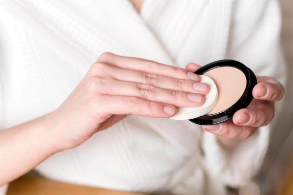Bedak vs Cushion: Pilih yang Tepat untuk Aktivitas Seharian agar Wajah Tetap Flawless