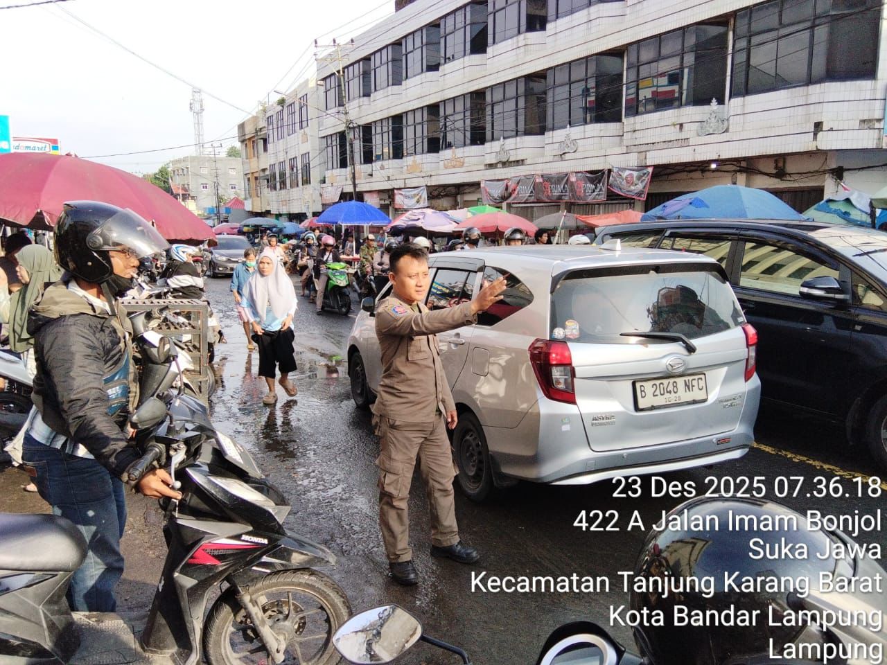 Satpol PP Tertibkan Lalu Lintas Pasar Bambu Kuning Jelang Nataru