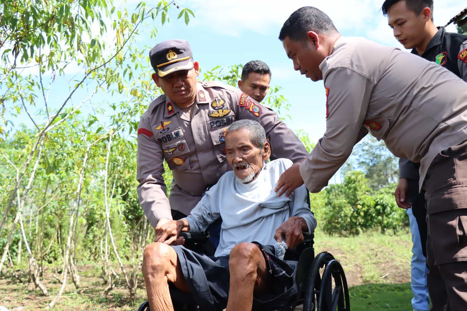 Polres Lampung Barat Beri Bantuan Kursi Roda untuk Lansia