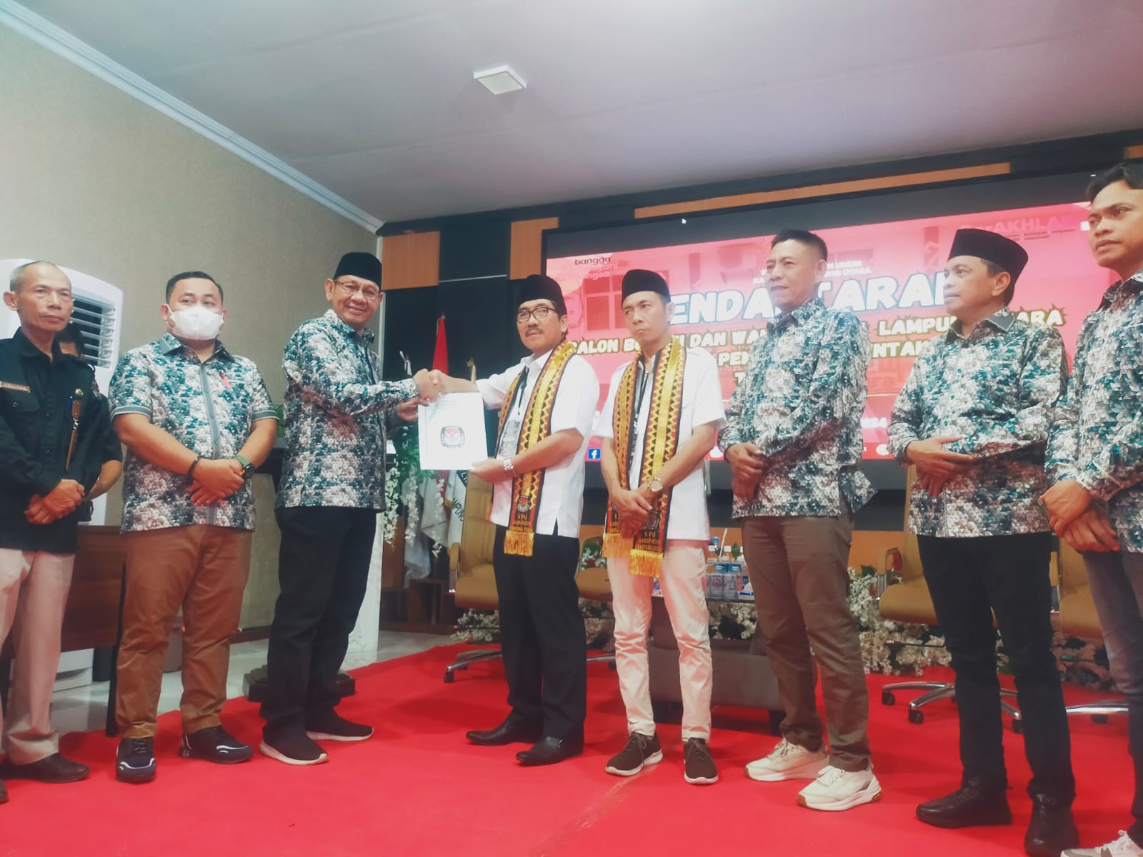 Usai Deklarasi, HAR-LI Daftar ke KPU Lampung Utara Dikawal Ribuan Relawan