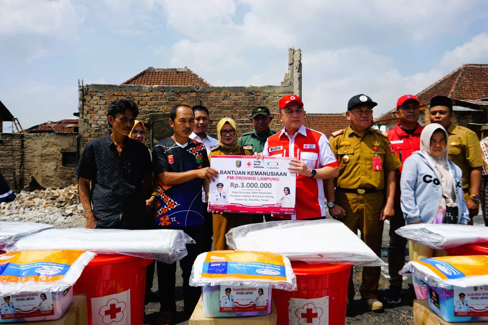 PMI Provinsi Lampung Salurkan Bantuan Kepada Korban Kebakaran di Pekon Sukananti