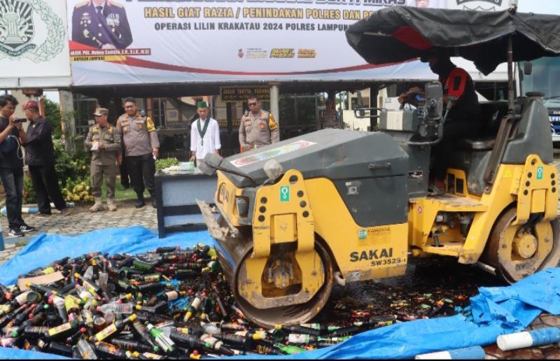 Polres Lamsel Musnahkan  Ratusan Botol Miras    Jelang Malam Tahun Baru 2025