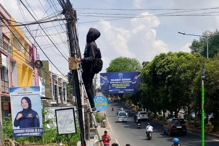 Disperkim Bandar Lampung Tertibkan Kabel Semrawut