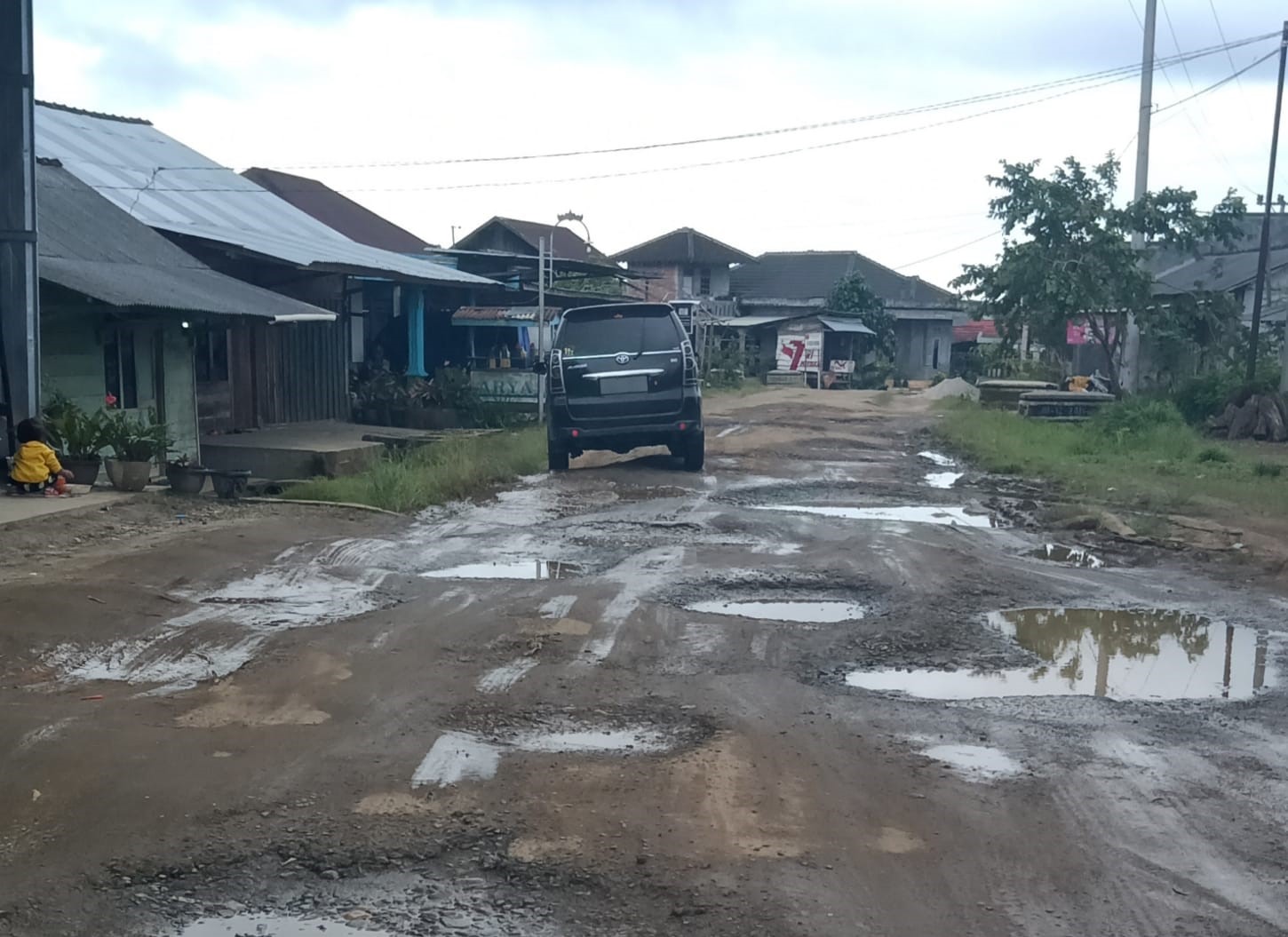 Pemkab Lambar Siapkan Rp400 Juta untuk Tangani ‘Wisata Jalan Seribu Lubang’