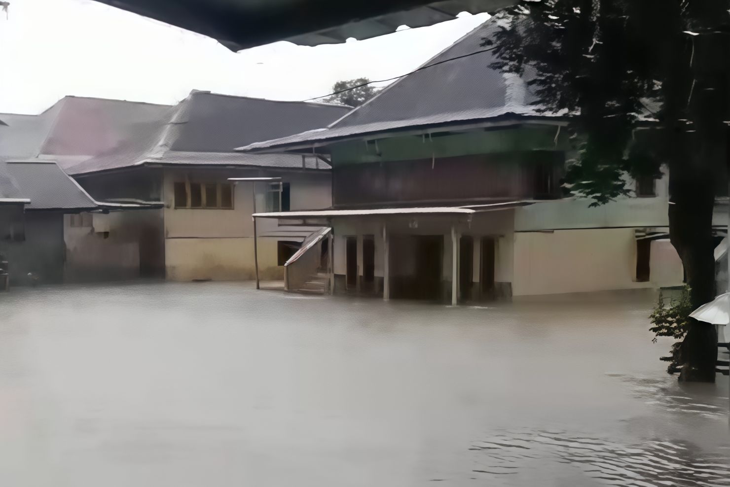 Luapan Irigasi Picu Banjir Pekon Laay, Jalan ke Penengahan Terendam