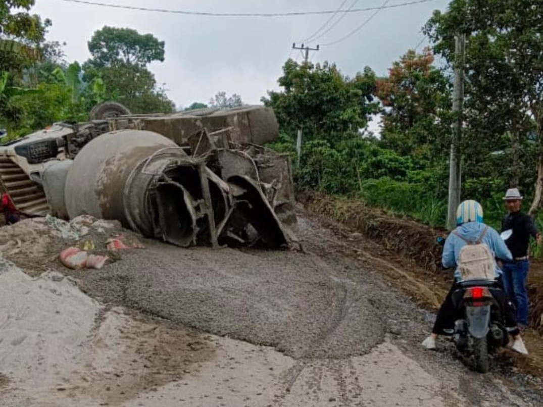 Tidak Kuat Menanjak, Truk Molen Terguling di Tanjakan Jalan Sukau-Lombok