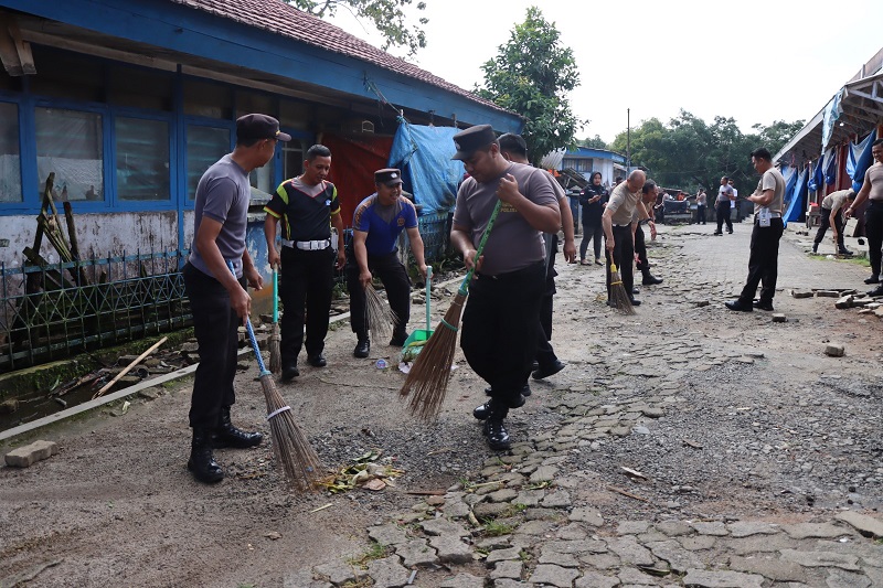 Peduli Lingkungan, Polres Lampung Barat Gandeng Instansi dan Masyarakat Gelar Aksi Bersih-bersih 