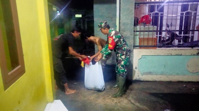 Babinsa Koramil 410-02/TBS Sigap Tangani Banjir Rob di Pesisir Kelurahan Kangkung