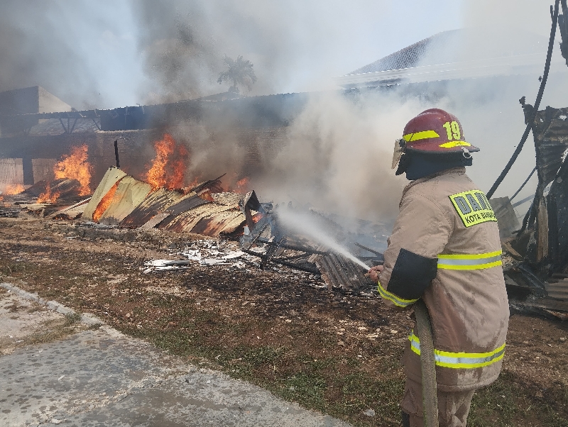 Kebakaran Hanguskan Rumah Merangkap Toko Pakaian Bekas di Sepang Jaya