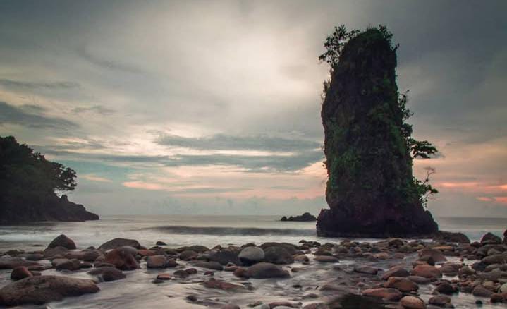 Batu Tihang, Ikon Karang Raksasa di Pesisir Barat Lampung