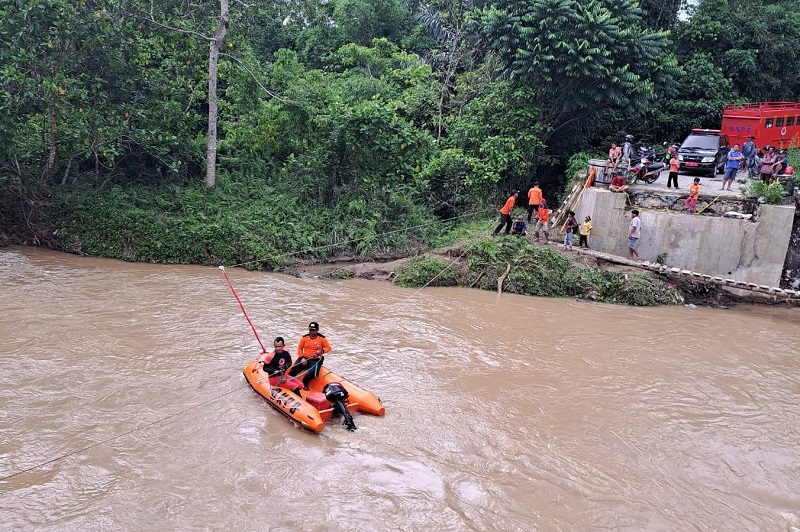 Jembatan Putus, BPBD Buat Akses Penyeberangan Darurat Dengan Perahu Karet 