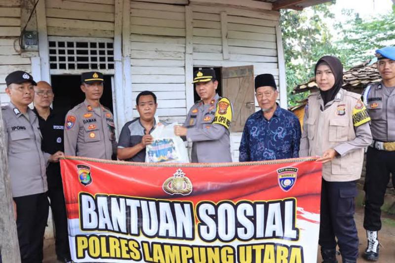 Humas Polres Serta Waka Polres Lampung Utara, Salurkan Bantuan Sosial kepada Salah Satu Warga Terdampak Banjir
