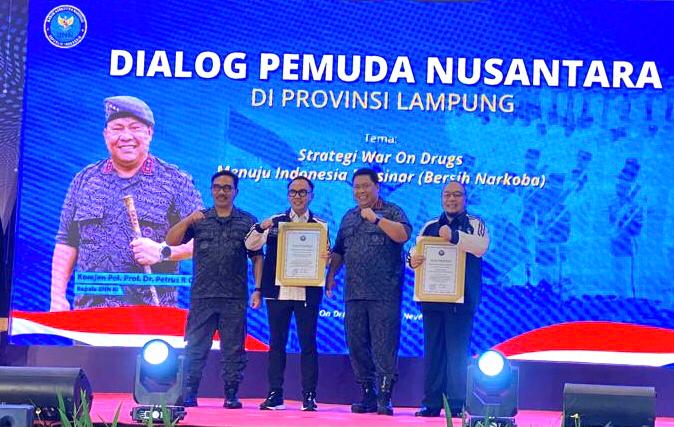 Berperan Aktif Wujudkan P4GN, Ketua GRANAT Lampung dan Bupati Way Kanan Raih Penghargaan BNN RI