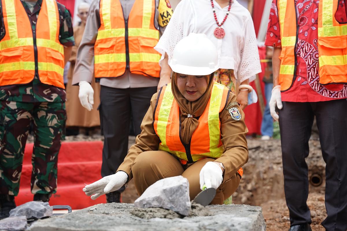 Peletakan Batu Pertama Dilakukan Eva Dwiana, Pertanda Pembangunan Tugu Pagoda China Twon Dimulai