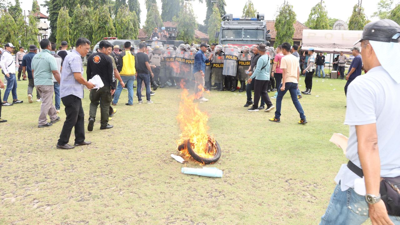 Polres Lampung Utara Gelar Simulasi Sispamkota Jelang 1 Tahun Pemerintahan Prabowo