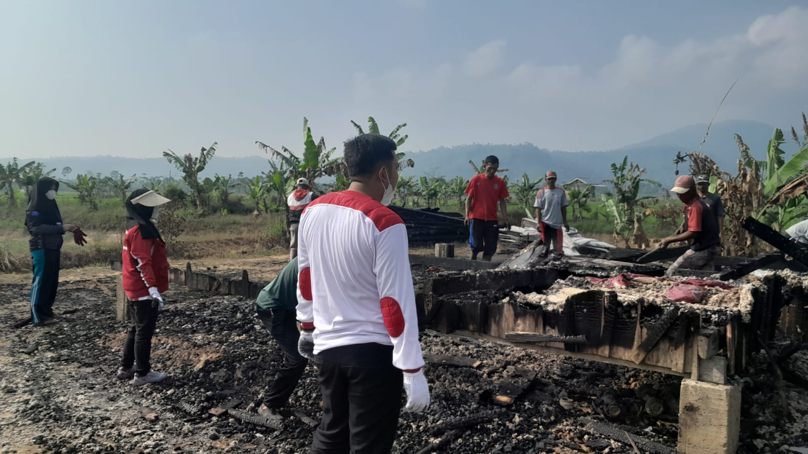 Solidaritas Bersama Warga, Camat Kebun Tebu Pimpin Gotong Royong di Lokasi Kebakaran Rumah