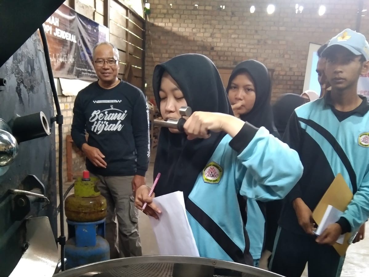 SMAN 1 Sumberjaya Laksanakan Double Track di Rumah Produksi Jenderal Gunungterang 