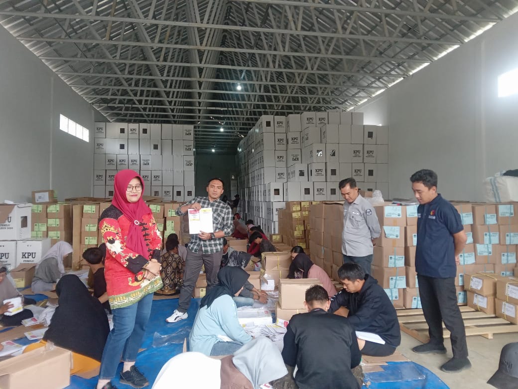 Libatkan 100 Orang, Surat Suara Pemilu di Lampung Barat Mulai Dilakukan Pelipatan