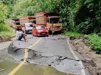 Aspal Badan Jalan Terangkat, Jalan Lintas Liwa Krui Terhambat