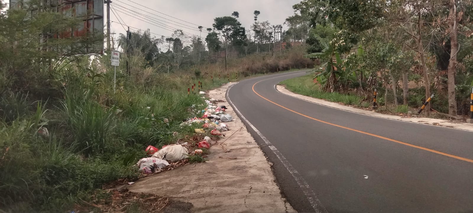 Peratin dan Camat Murka Melihat Tumpukan Sampah Dibuang Sembarangan di Tegajul