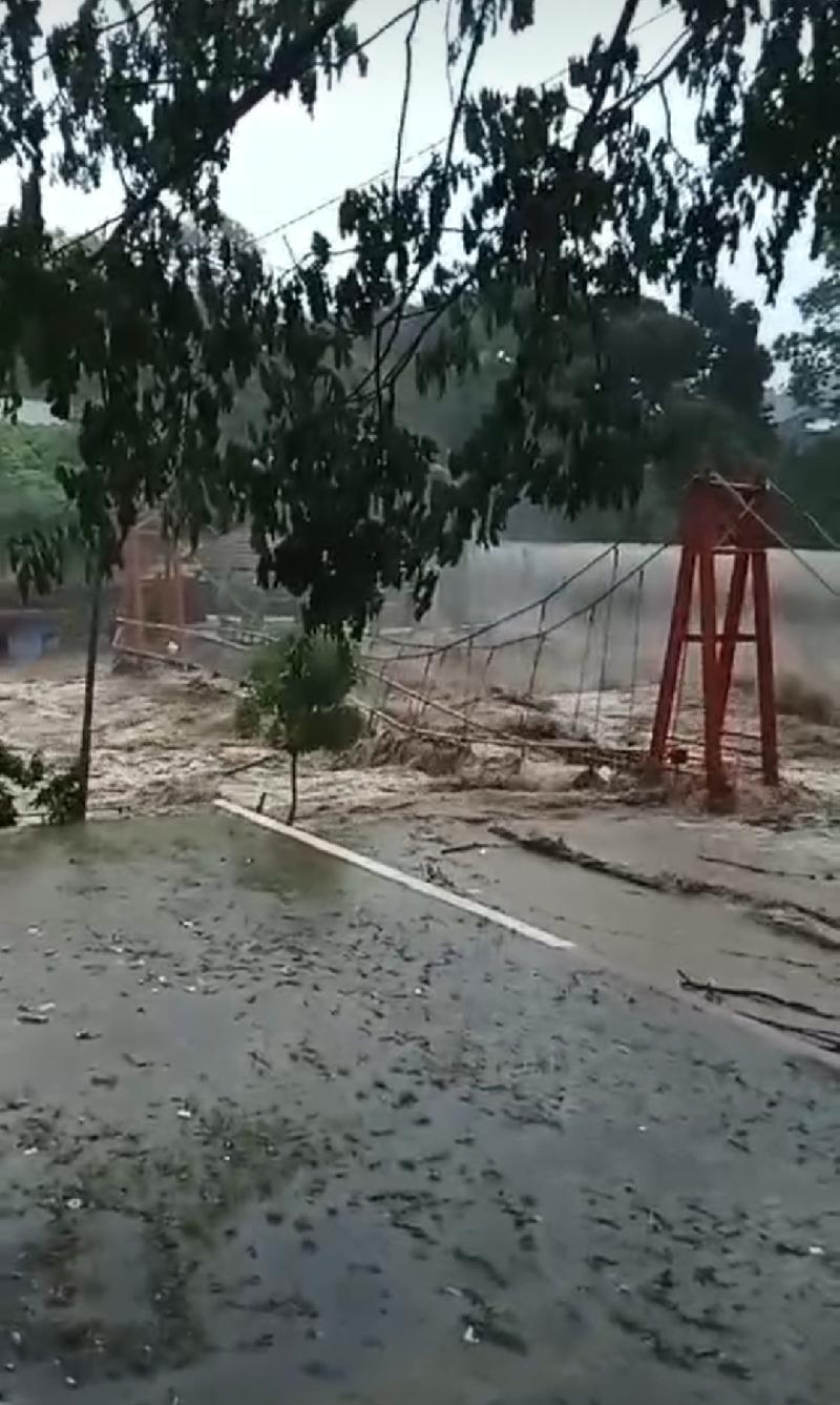 Objek Wisata Jembatan Sumur Putri Bandar Lampung Ambruk Diterjang Banjir