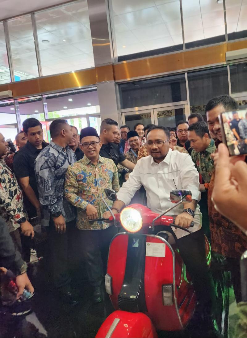 Menag Yaqut Jajal Vespa Listrik Karya Siswa MAN 2 Bandar Lampung