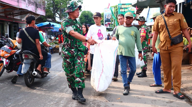 Babinsa Koramil 410-02/TBS Ajak Warga Bersih-Bersih Pasar Gudang Lelang