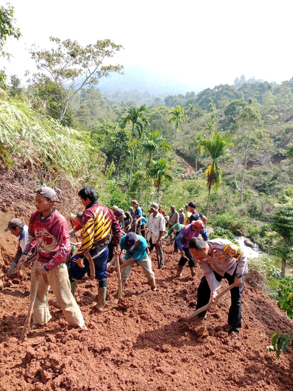 Babinkamtibmas Bersama Warga Pekon Simpang Sari Lakukan Penanganan Tanah Longsor 