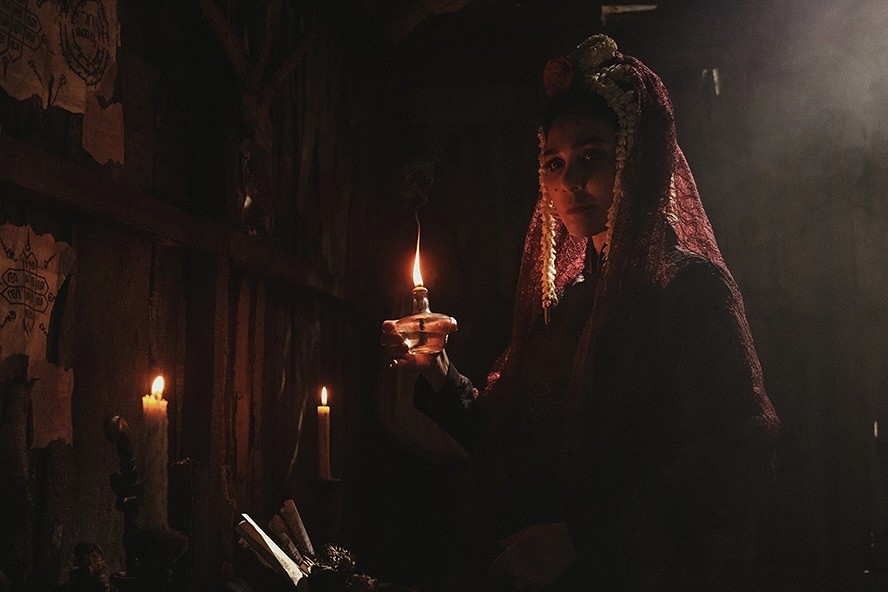 Luna Maya Nyaris Tenggelam di Sungai Saat Syuting Film Suzzanna