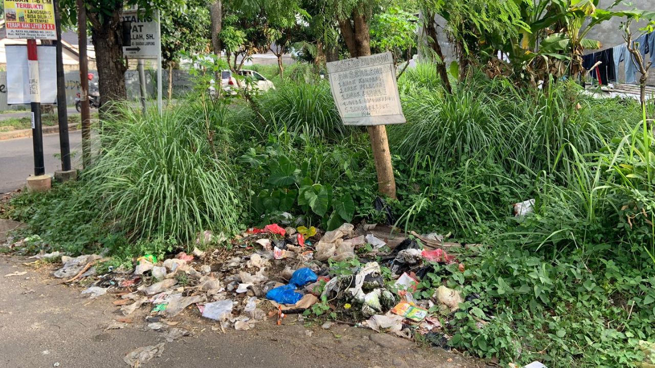 Warga Bukit Kemiling Permai Resah, Sampah Menumpuk di Jalan Persada 3 Meski Sudah Ada Larangan