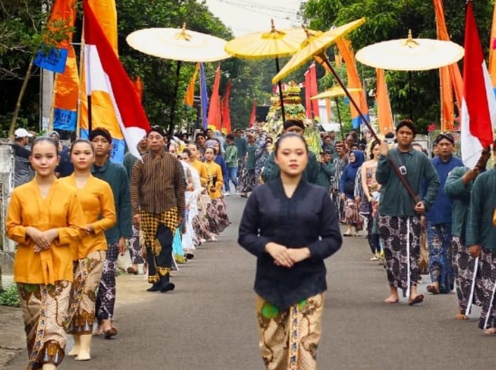 Kirab Budaya 100 Tahun Sri Sultan Hamengku Buwono Penuhi Jalanan Malioboro