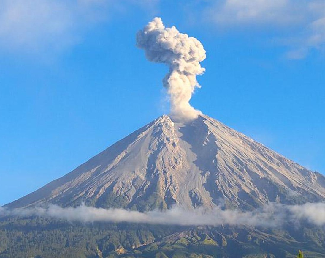 Semeru Erupsi Lagi, Masyarakat Diimbau Menjauhi Puncak