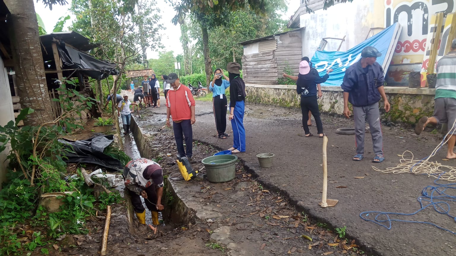 Warga Karangagung dan Mahasiswa KKN Bersihkan Drainase Ruko Pemkab