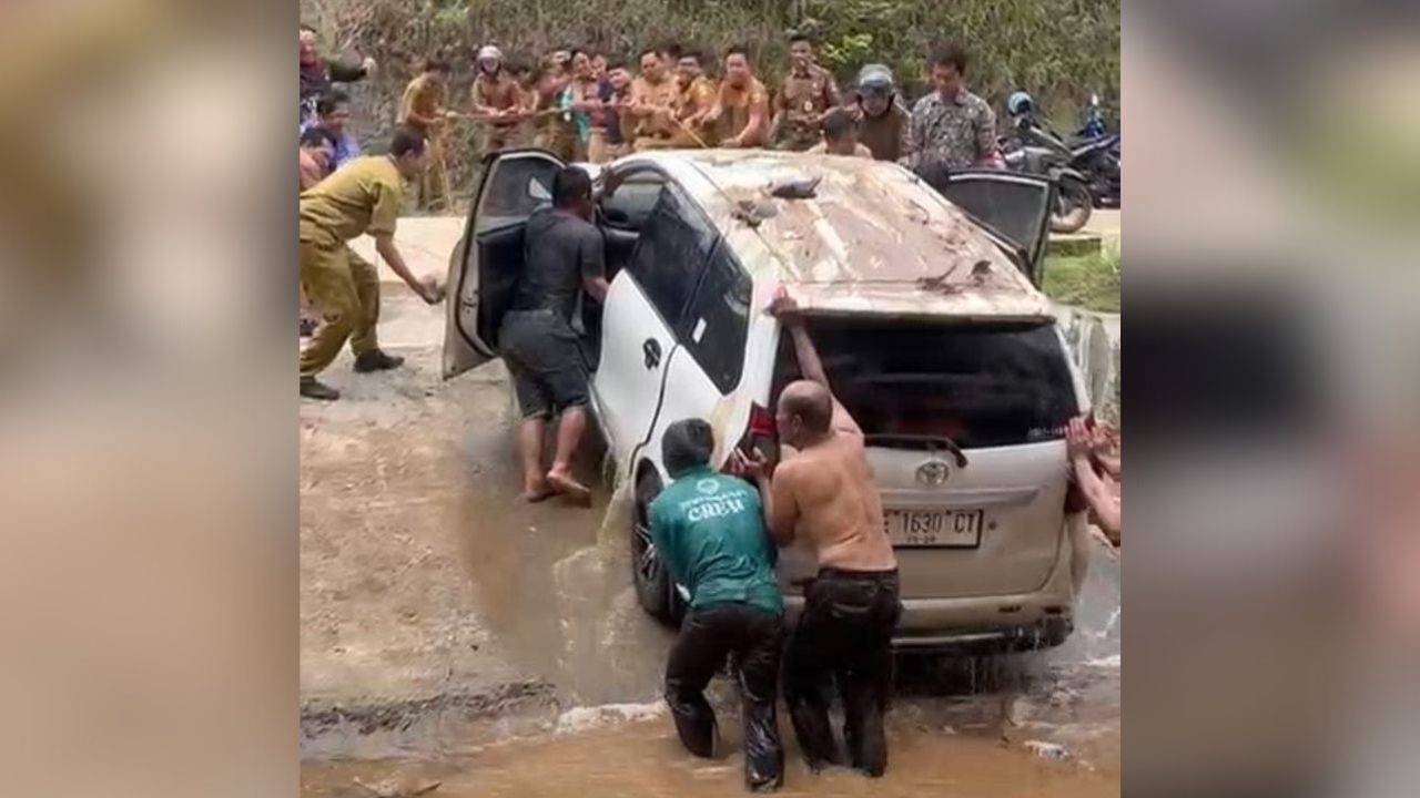 Basement Pemkab Pesisir Barat Masih Tergenang, Dua Kendaraan Berhasil Dievakuasi