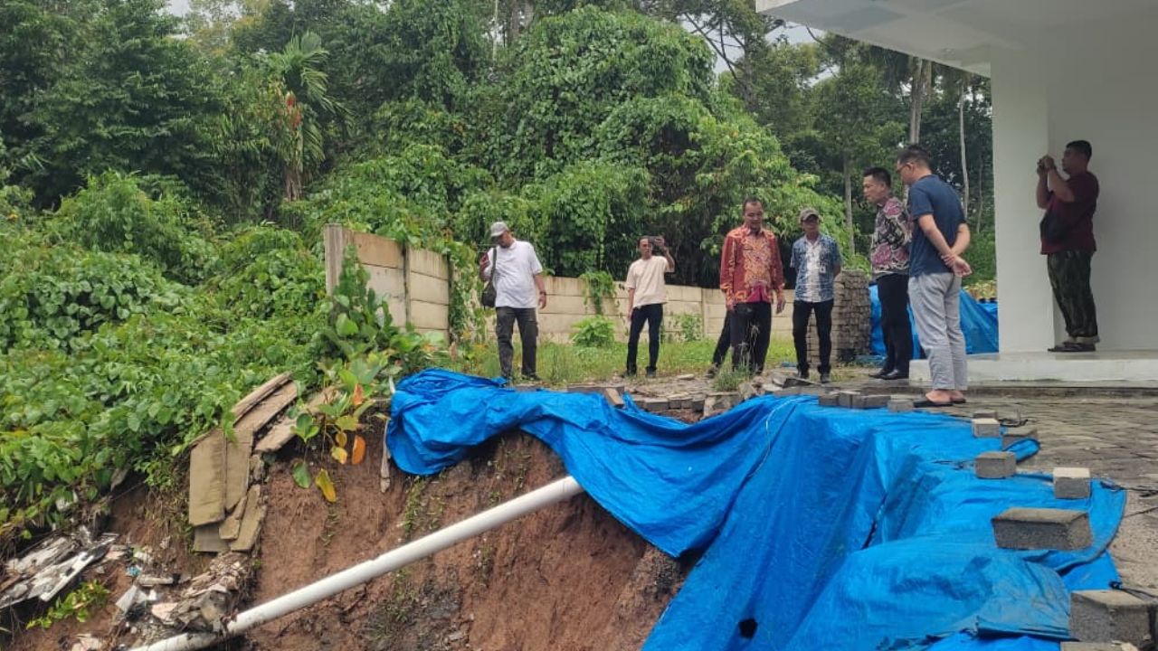 Pagar Gedung PKK Roboh Terseret Longsor, Pj. Sekda Pesisir Barat Tinjau Lokasi