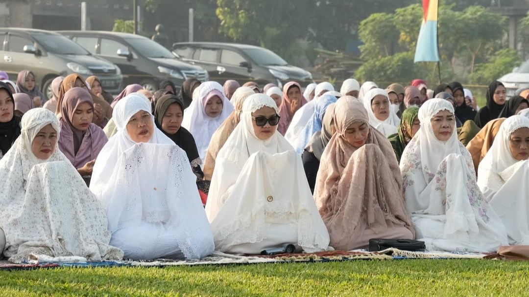 Shalat Idul Adha di Sekampung Udik, Bupati Lampung Timur Serahkan Kurban Seekor Sapi