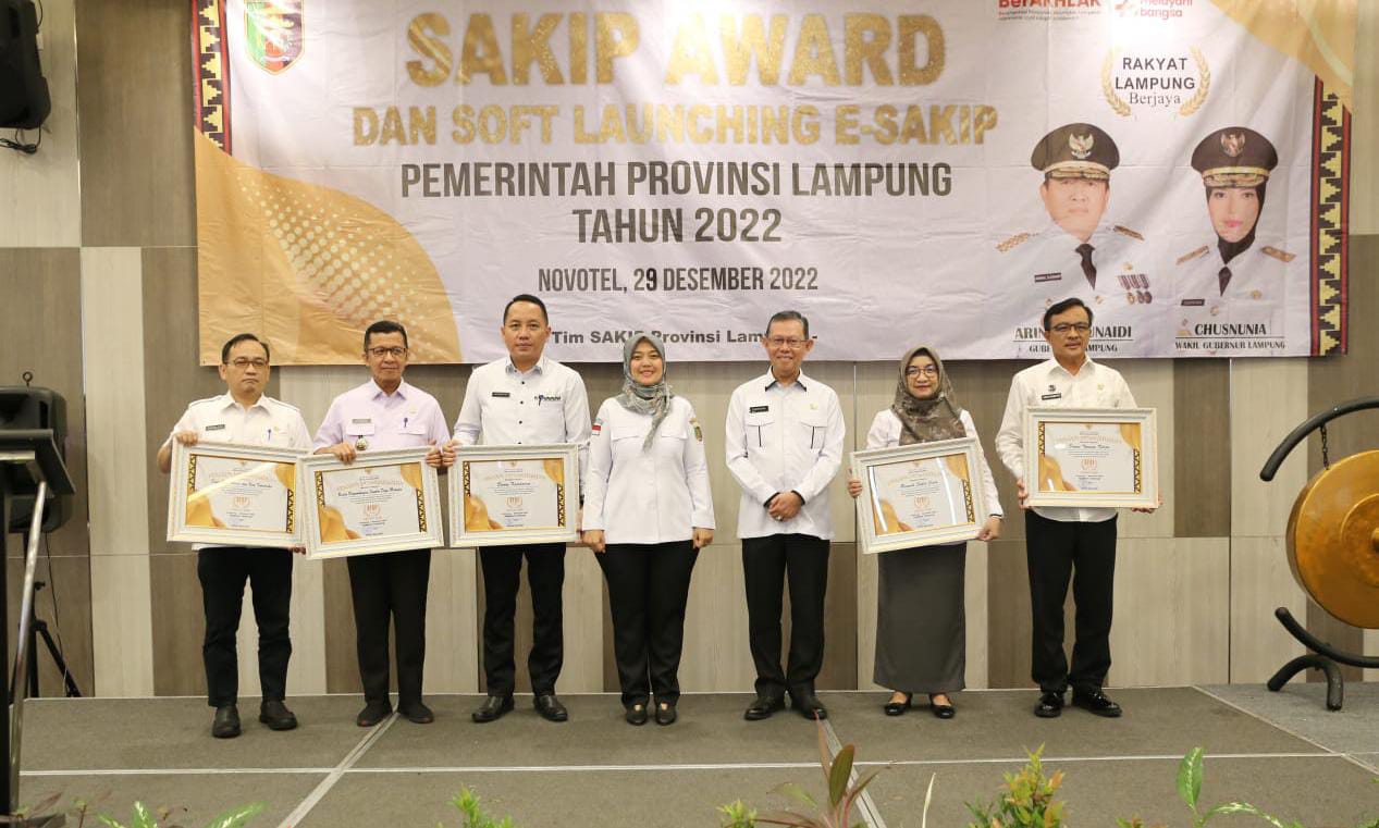 Wagub Nunik Serahkan Penghargaan SAKIP Award ke 5 OPD Terbaik di Lingkungan Pemprov Lampung   