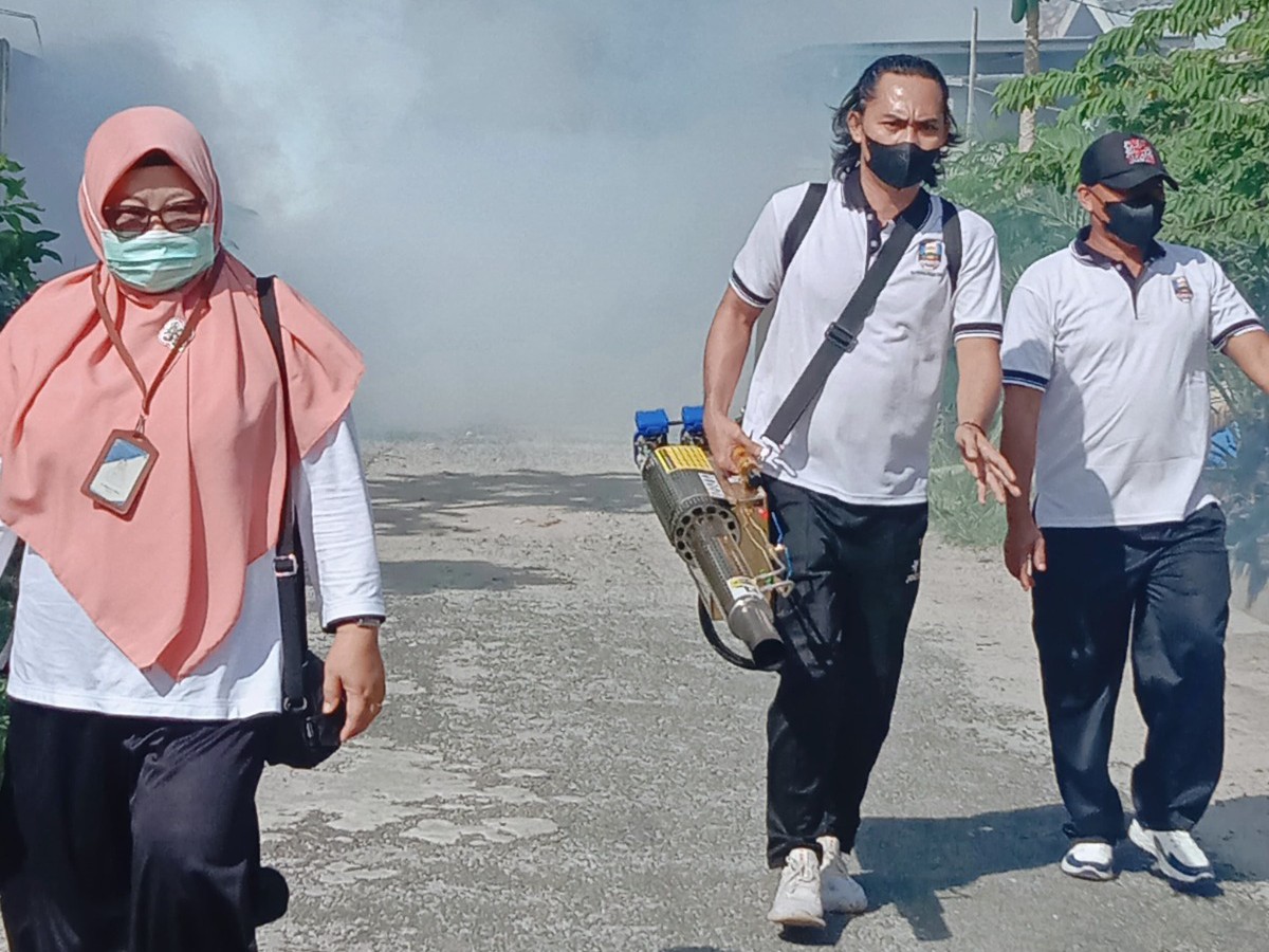 Cegah DBD, Kelurahan Pasar Krui Gencarkan Fogging dan Pemantauan Jentik