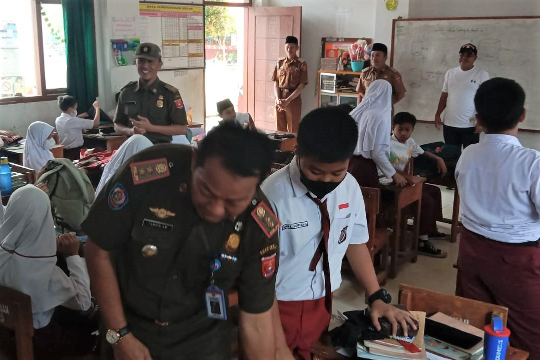 Satpol-PP Lampung Barat Razia 'Lato-lato' di Sekolah
