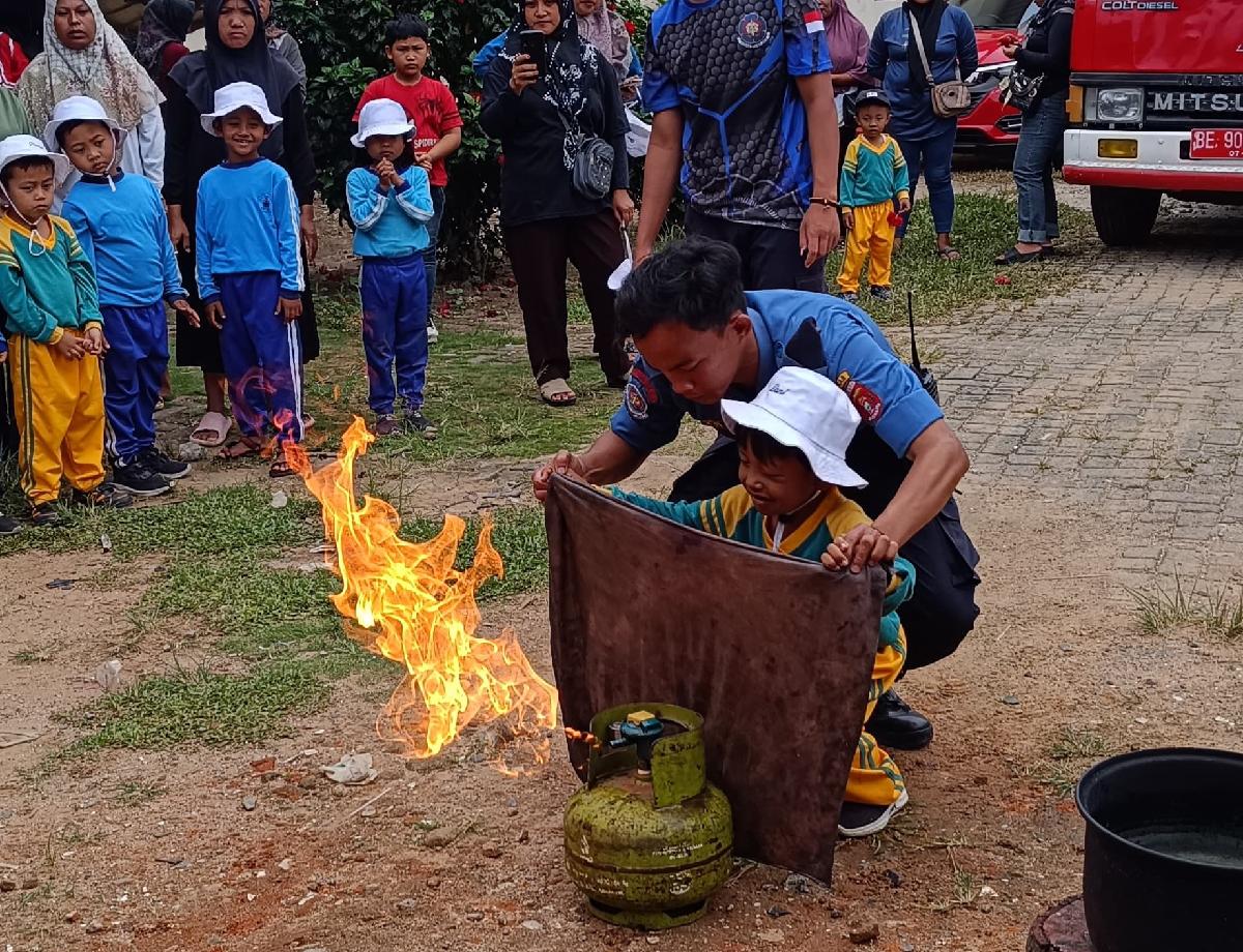 Berkunjung ke UPT Damkar Way Tenong, Siswa TK-PAUD dari Air Hitam Diajarkan Cara Memadamkan Api