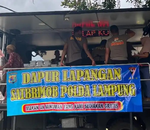 Brimob Polda Lampung Dirikan Dapur Lapangan untuk Warga Terdampak Bencana di Sumbar