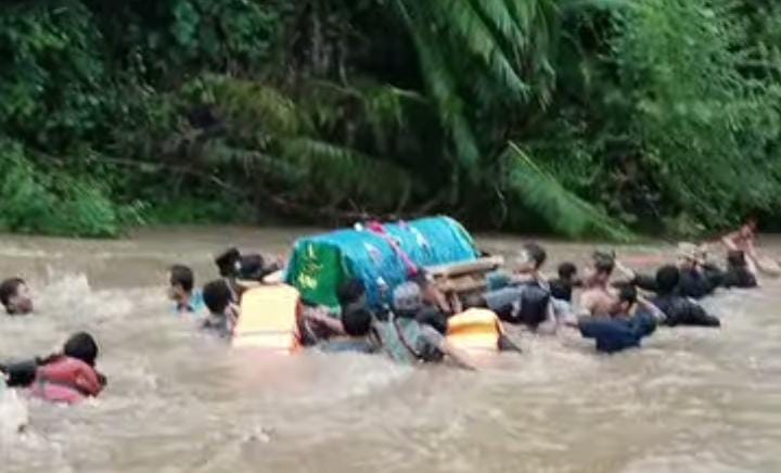 Kembali Viral! Warga Pemerihan Menyeberang Sungai Bawa Jenazah